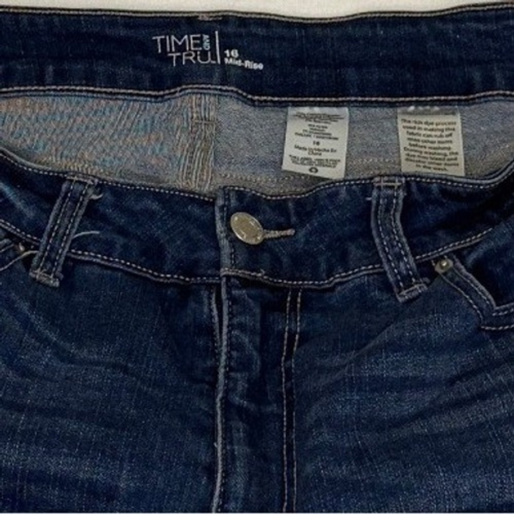 Time and Tru Mid-Rise Denim Shorts Dark Wash Raw Hem Size 16 Blue Stretch - Picture 6 of 7